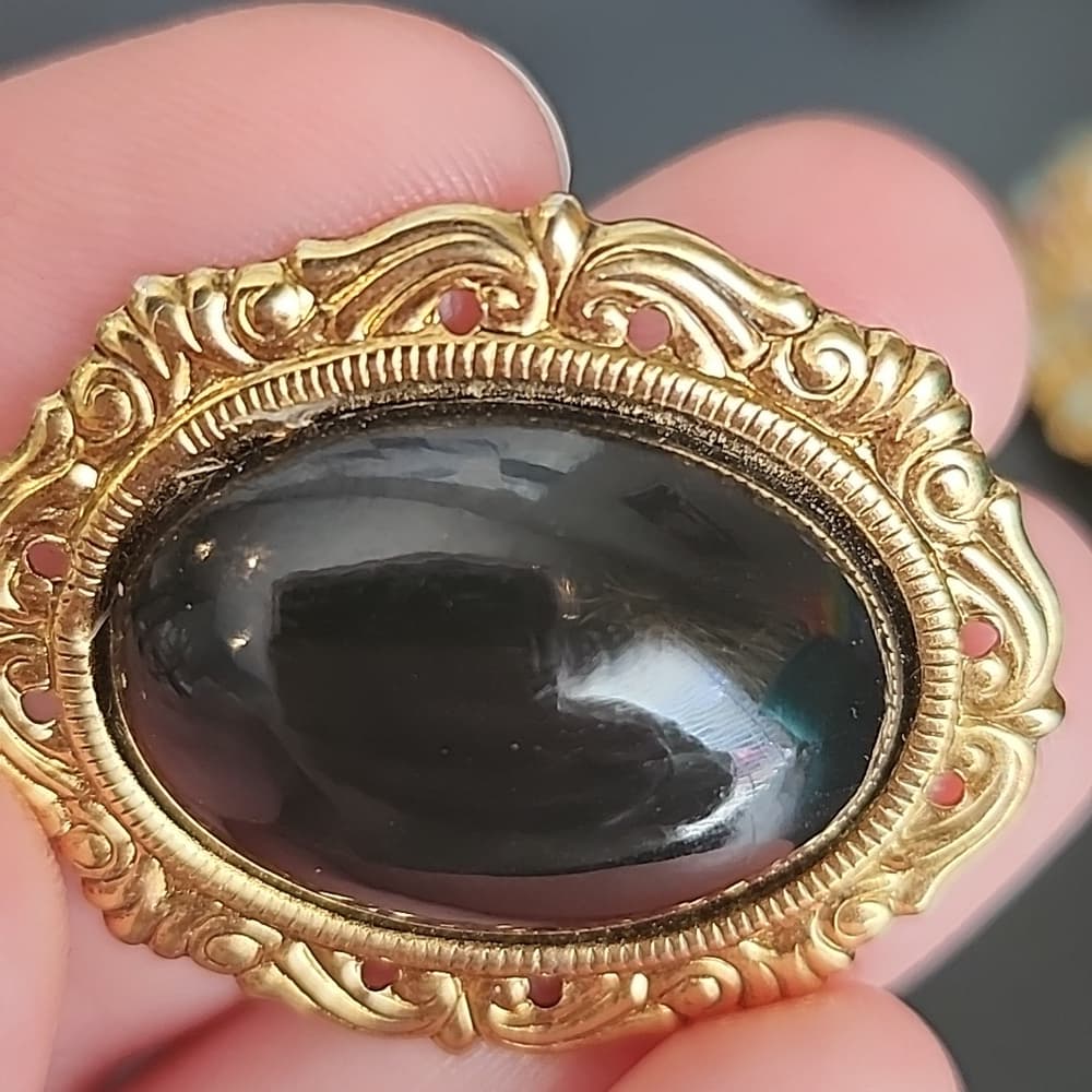 Vintage Victorian Style Faux Onyx Gold Scroll Brooch - Thumbnail 7