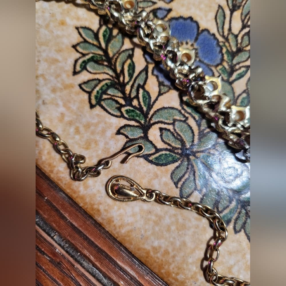 Vintage Gold Tone Shell and Rinestone Choker Necklace - Thumbnail 3