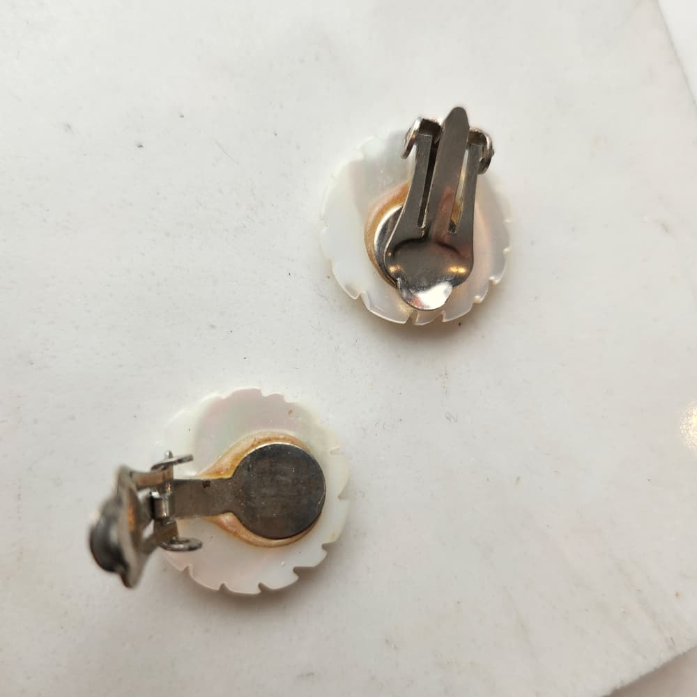 Vintage White Carved Mother Of Pearl Floral Clip On Earrings - Thumbnail 6