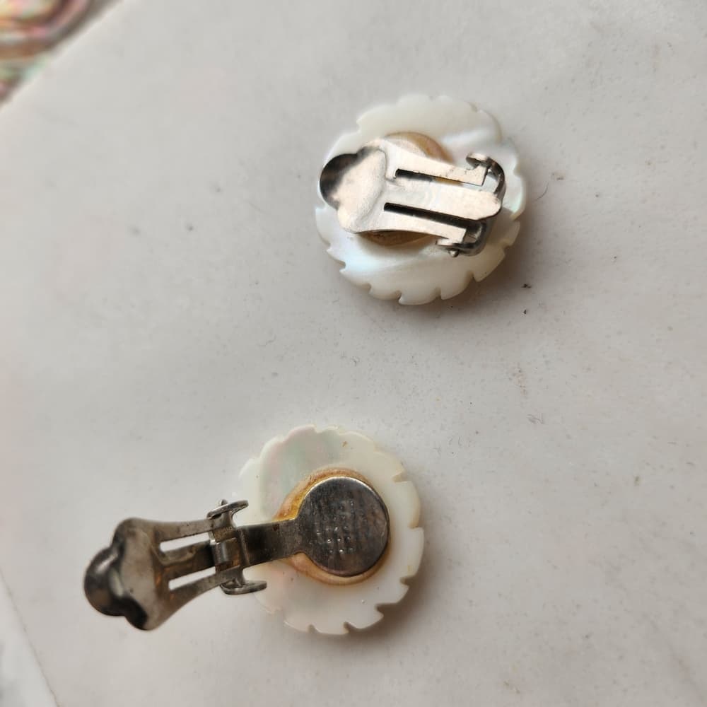 Vintage White Carved Mother Of Pearl Floral Clip On Earrings - Thumbnail 4