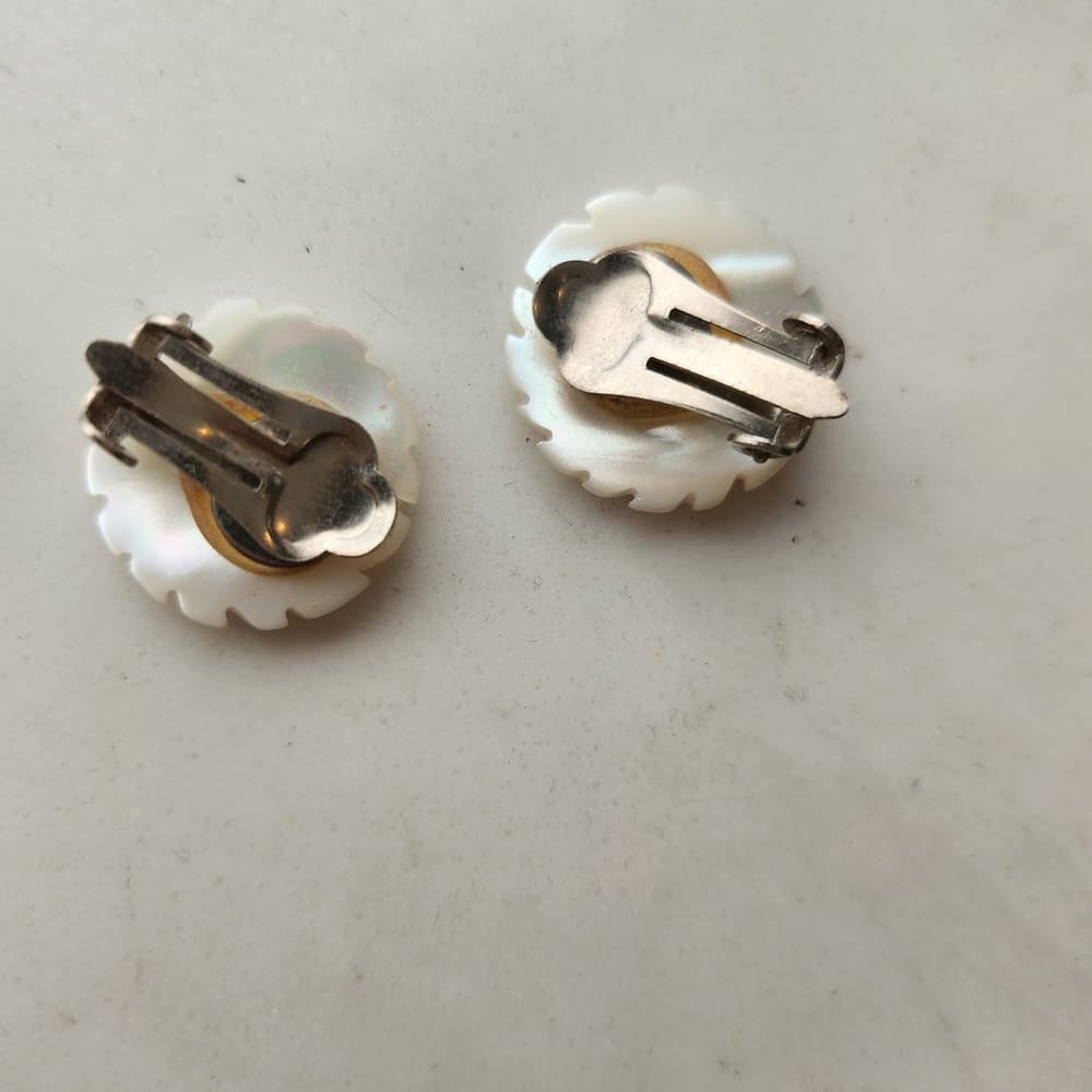 Vintage White Carved Mother Of Pearl Floral Clip On Earrings - Thumbnail 3