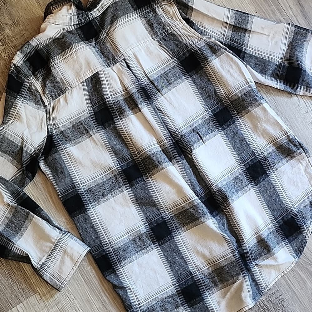 SO Black and White Plaid Cotton Flannel Long Sleeve Jr's size - Thumbnail 4