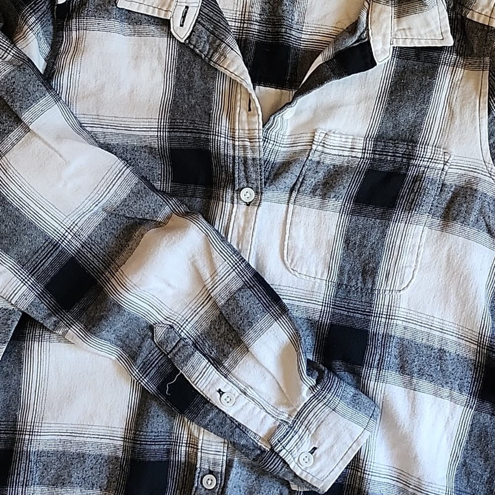 SO Black and White Plaid Cotton Flannel Long Sleeve Jr's size - Thumbnail 3