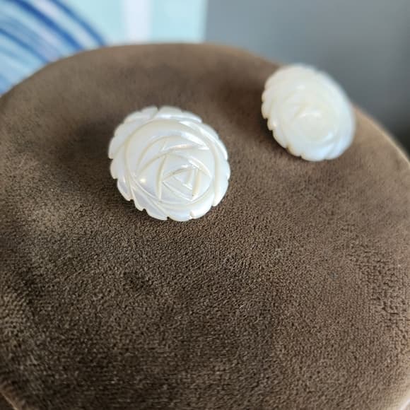 Vintage White Carved Mother Of Pearl Floral Clip On Earrings - Thumbnail 8