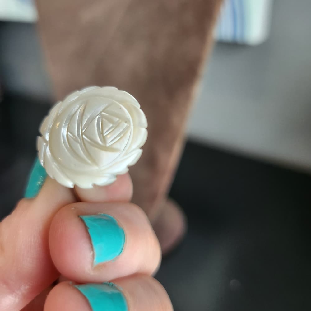Vintage White Carved Mother Of Pearl Floral Clip On Earrings - Thumbnail 5