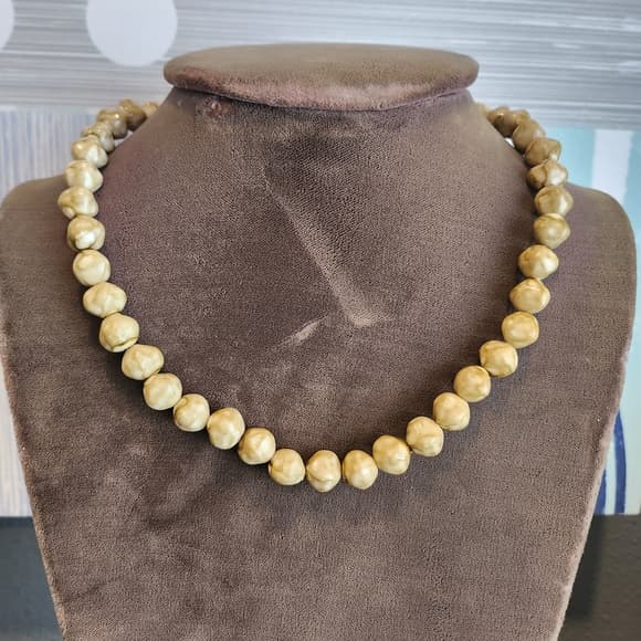 Vintage Cream Swirl Lucite Beaded Choker Length Necklace - Thumbnail 4
