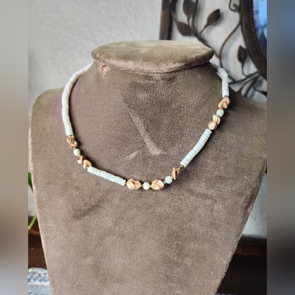 Dainty Shell And Mother Of Pearl Puka Beaded Necklace in White and Tan - Thumbnail 8