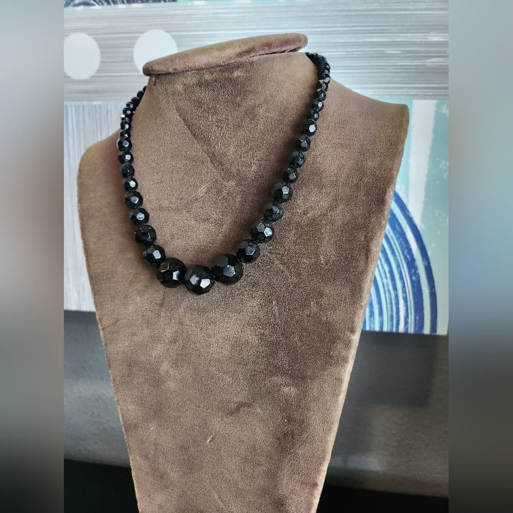 Elegant Black Graduated Choker Necklace With Fauceted Glass Beads
