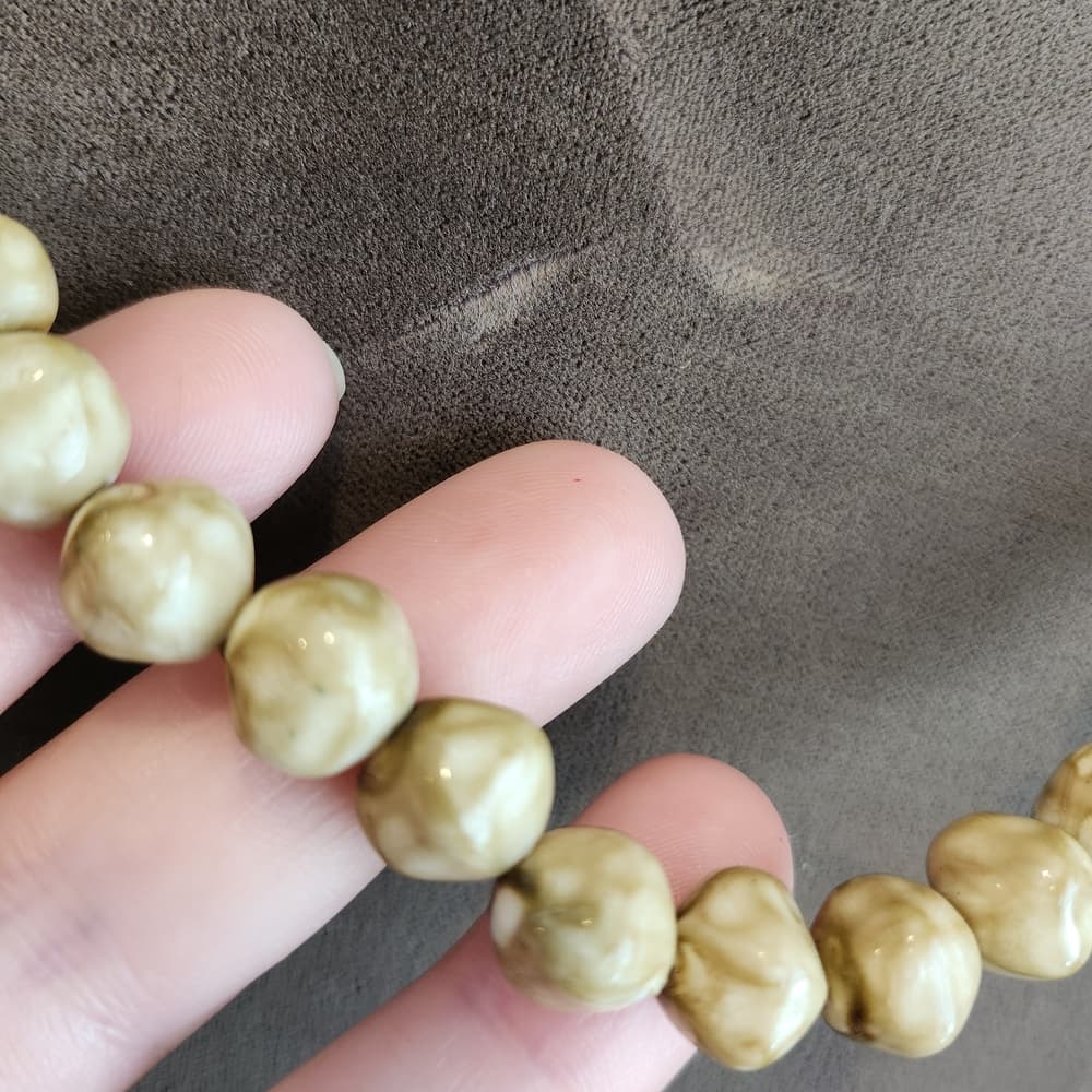 Vintage Cream Swirl Lucite Beaded Choker Length Necklace - Thumbnail 2