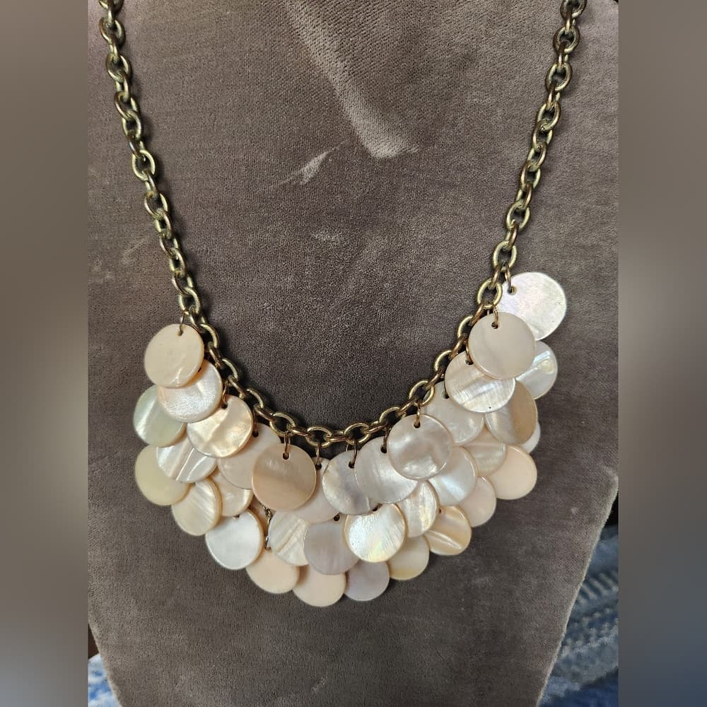 Pastel Creamy Colored Layered Disk Shell Beaded Necklace with Gold Chain - Thumbnail 2
