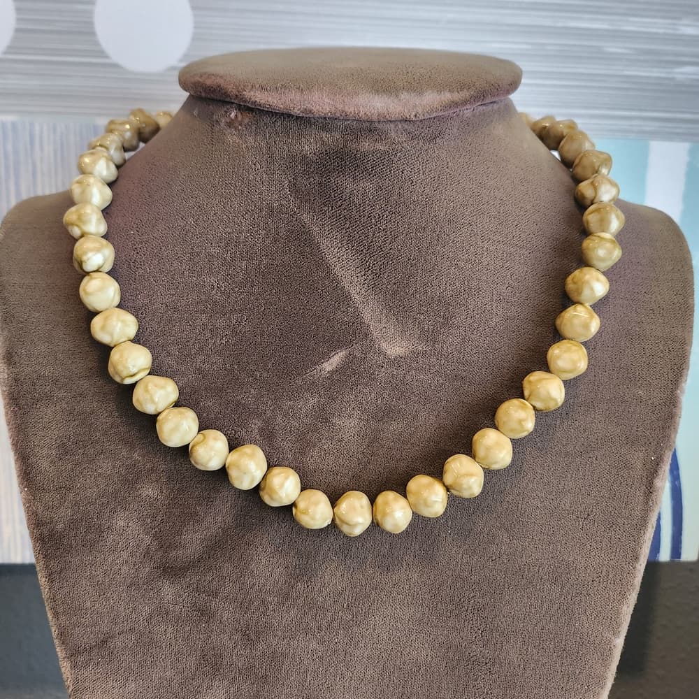 Vintage Cream Swirl Lucite Beaded Choker Length Necklace - Thumbnail 3