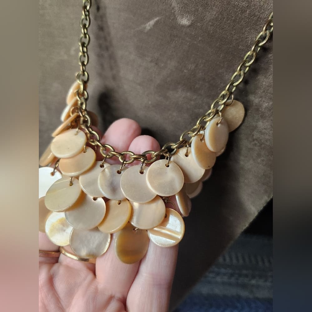 Pastel Creamy Colored Layered Disk Shell Beaded Necklace with Gold Chain - Thumbnail 3