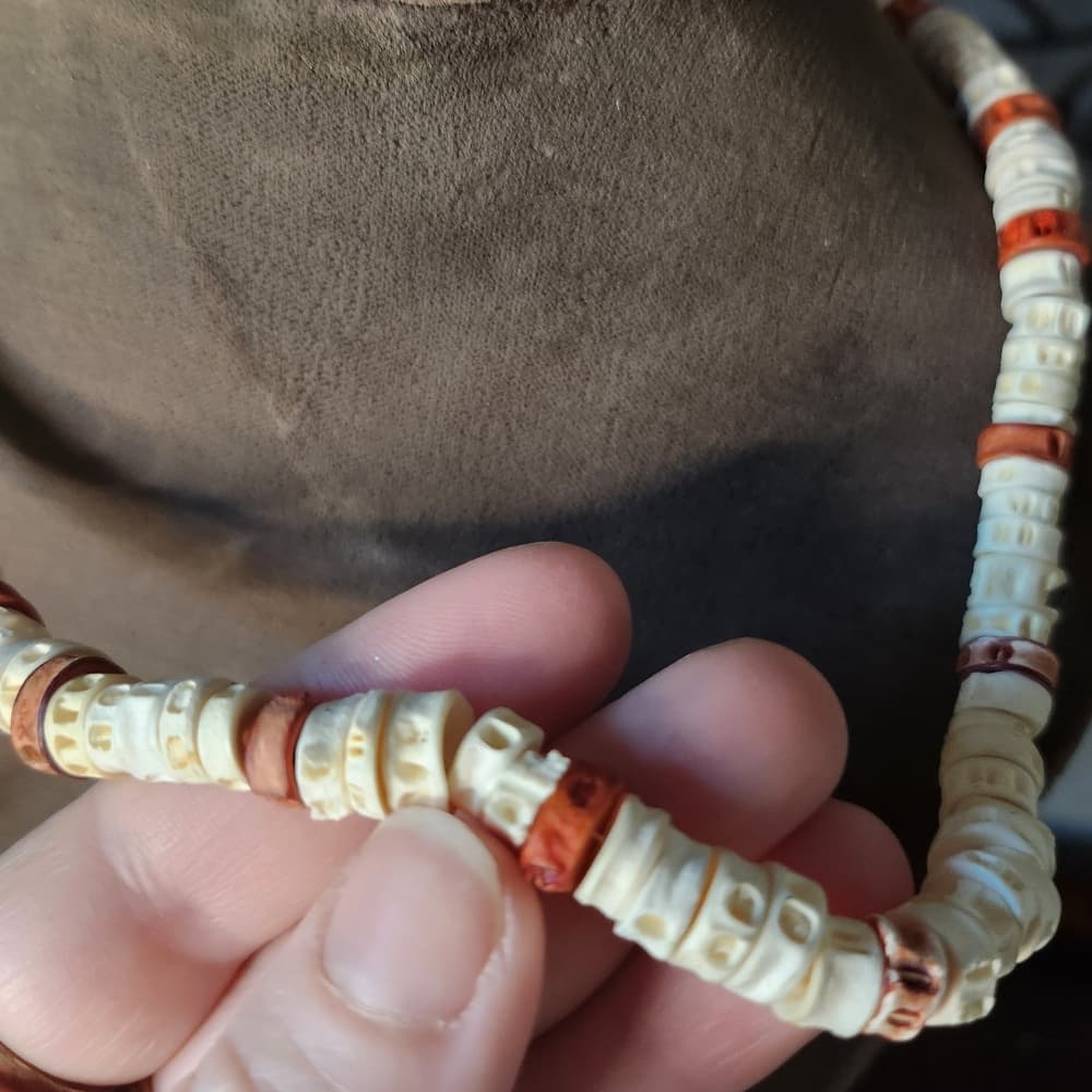 Cool White and Red Dyed Fish Vertibrae Beaded Necklace - Thumbnail 4