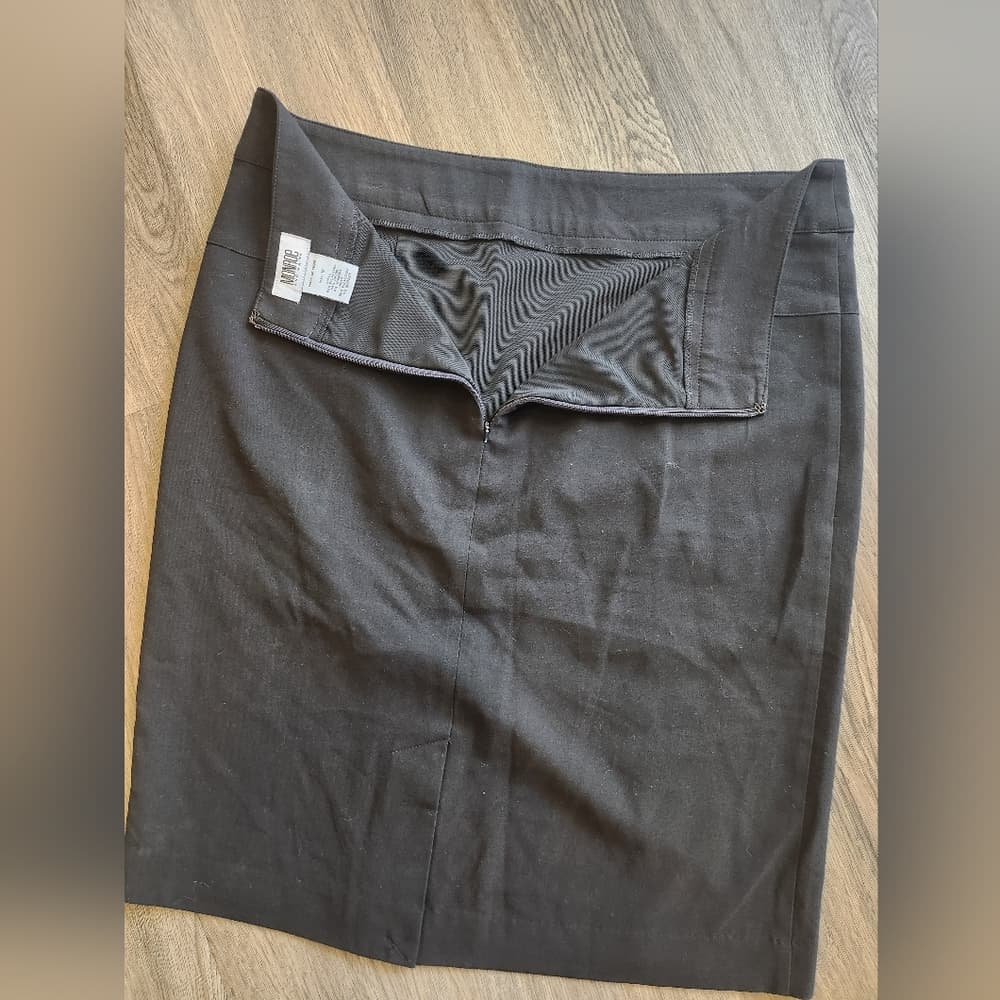Monroe & Main Elegant Black Straight Skirt - Thumbnail 4