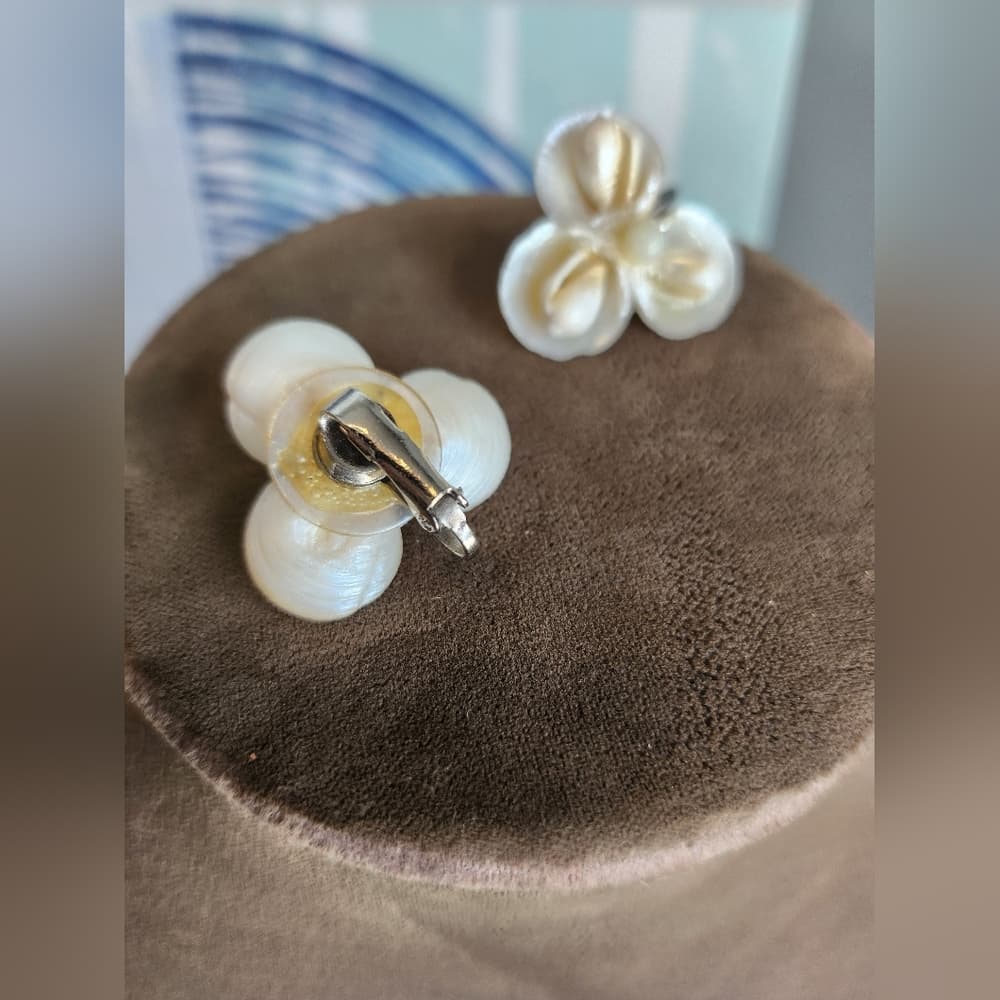Elegant Vintage Irridescent Shell Flower Clip On Earrings - Thumbnail 2