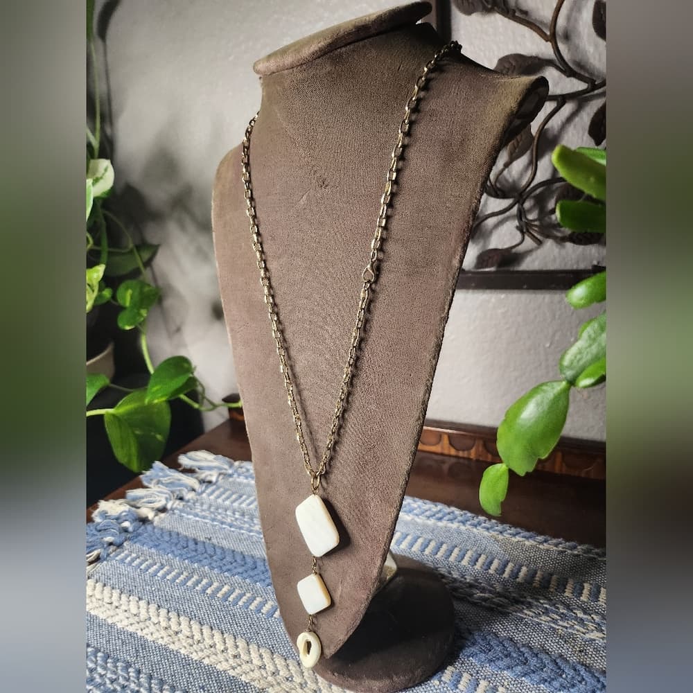Elegant Gold and White Geometric Shell Mother Of Pearl Statement Necklace - Thumbnail 4