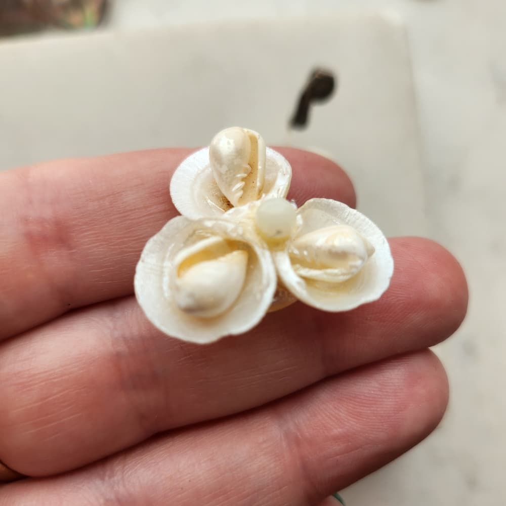 Elegant Vintage Irridescent Shell Flower Clip On Earrings - Thumbnail 4