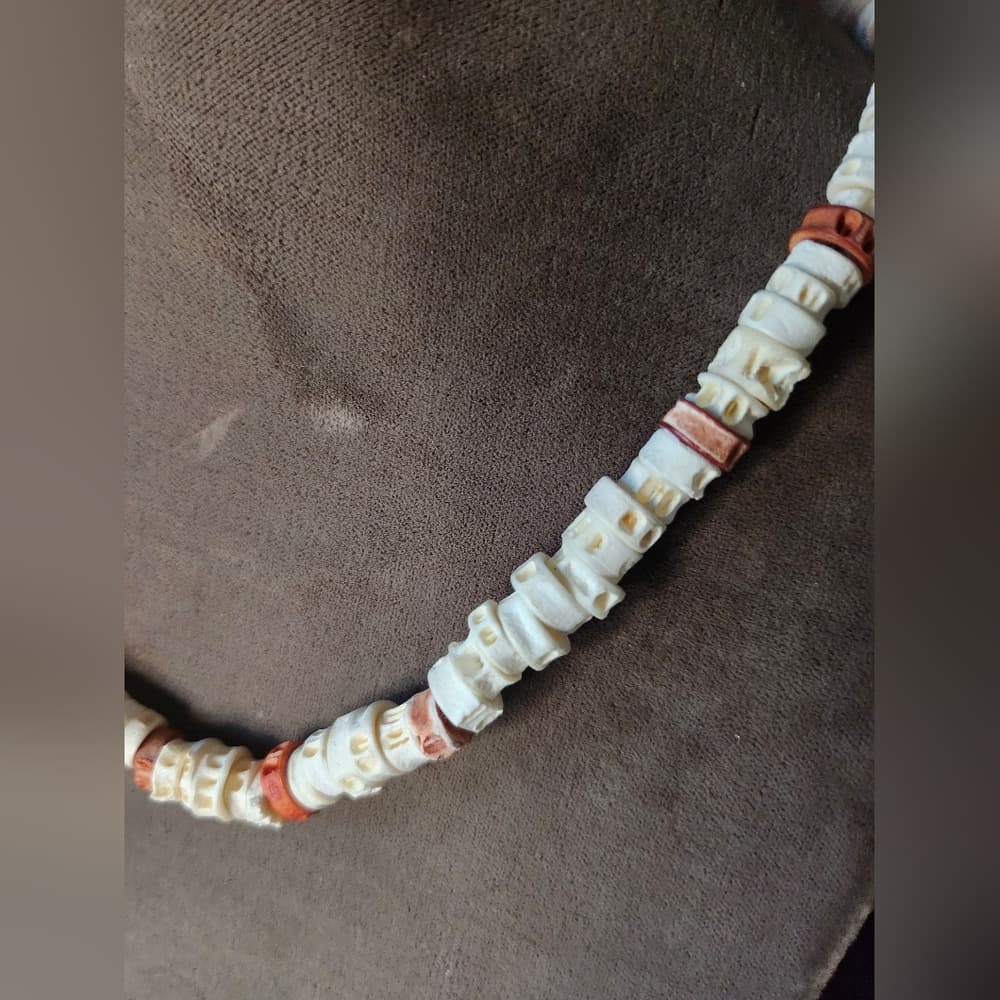Cool White and Red Dyed Fish Vertibrae Beaded Necklace - Thumbnail 2