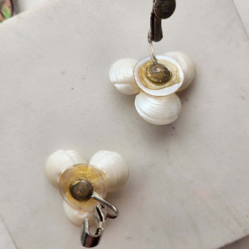 Elegant Vintage Irridescent Shell Flower Clip On Earrings - Thumbnail 3