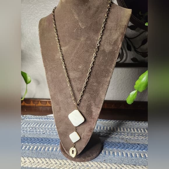 Elegant Gold and White Geometric Shell Mother Of Pearl Statement Necklace - Thumbnail 9