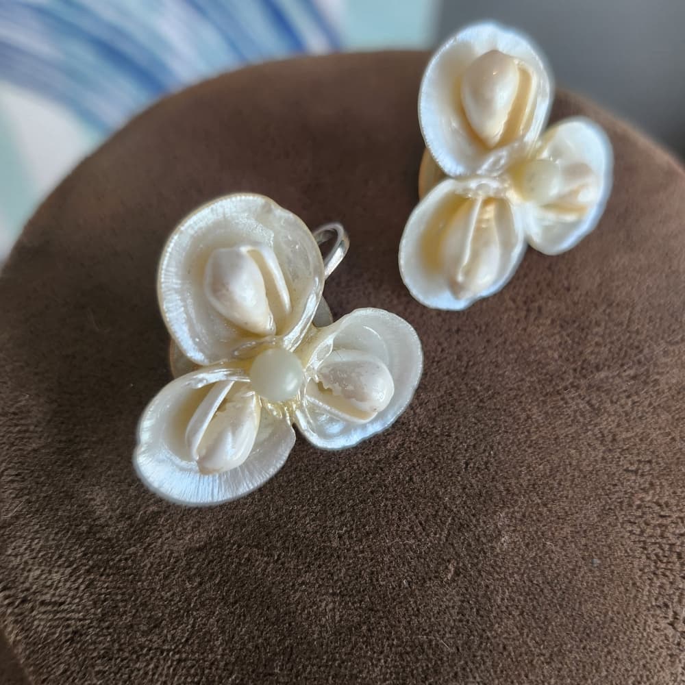 Elegant Vintage Irridescent Shell Flower Clip On Earrings