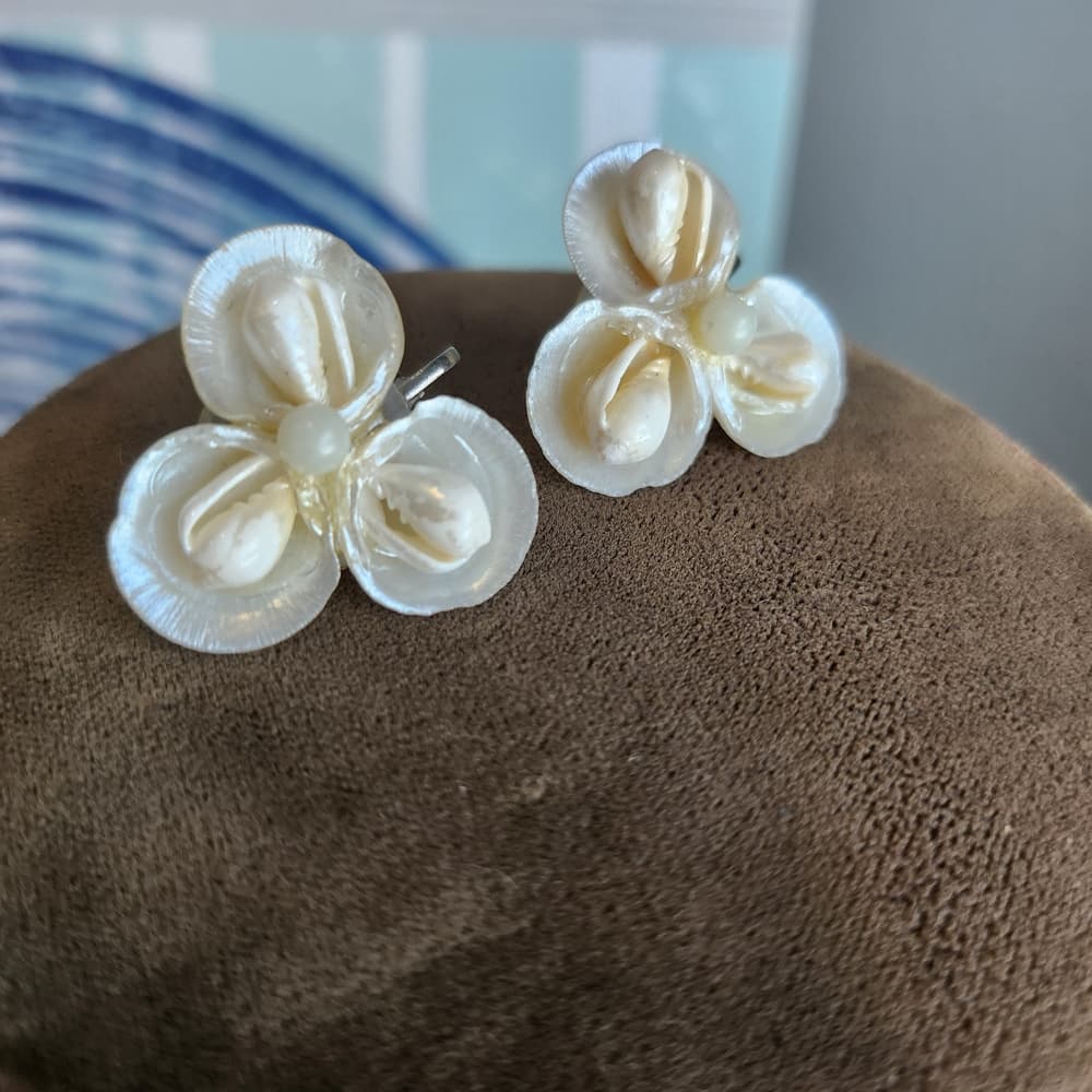 Elegant Vintage Irridescent Shell Flower Clip On Earrings - Thumbnail 5