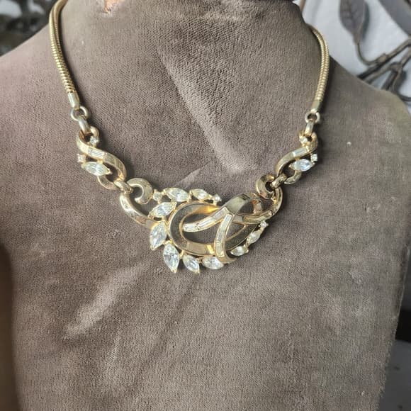 Vintage Trifari Patent Pending Signed Gold Tone Rhinestone Floral Necklace - Thumbnail 13