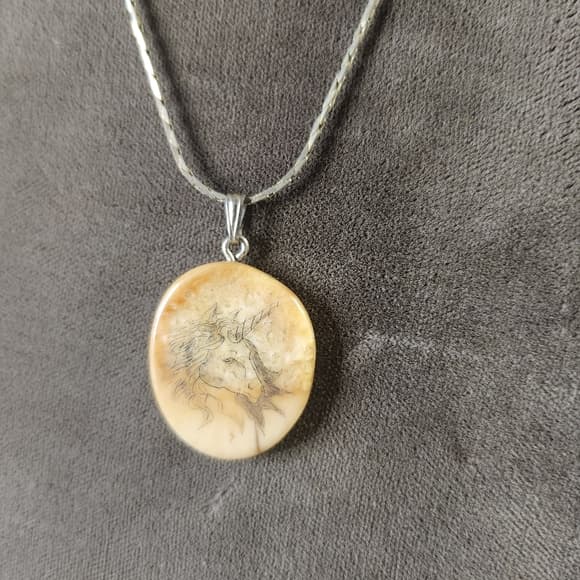 Beautiful And Rare Vintage Scrimshaw Unicorn On Antler Slice Pendant Necklace - Thumbnail 10