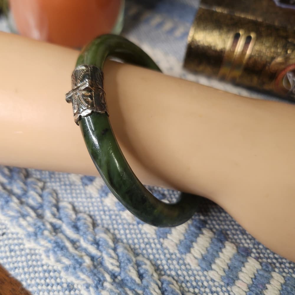 Gorgeous Green Jade And Sterling Silver Hinged Bangle Bracelet With Latch