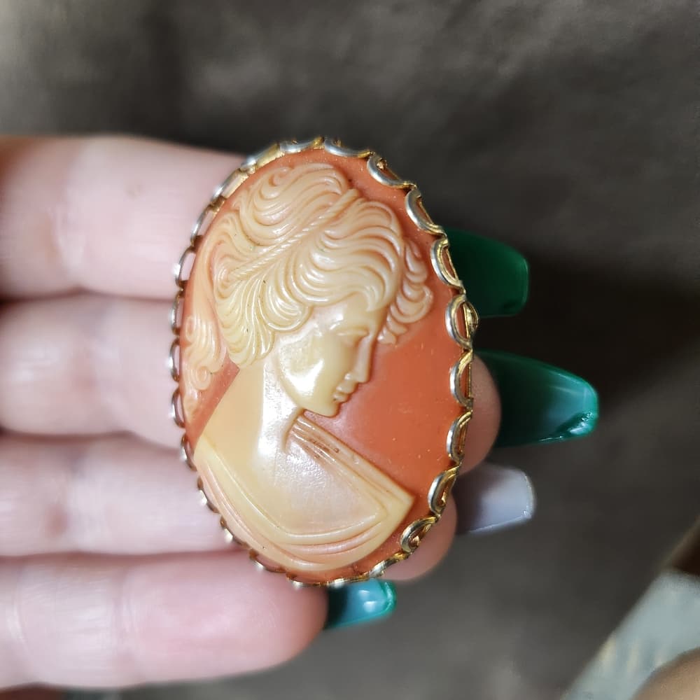 Elegant Cameo Brooch in Gold and Cream - Thumbnail 2