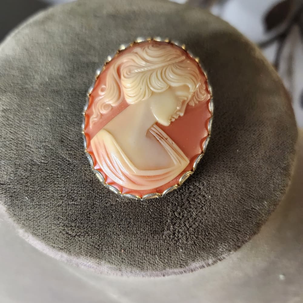 Elegant Cameo Brooch in Gold and Cream - Thumbnail 7
