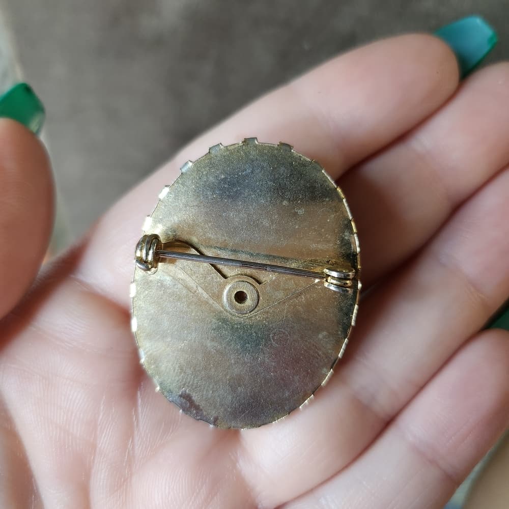 Elegant Cameo Brooch in Gold and Cream - Thumbnail 4