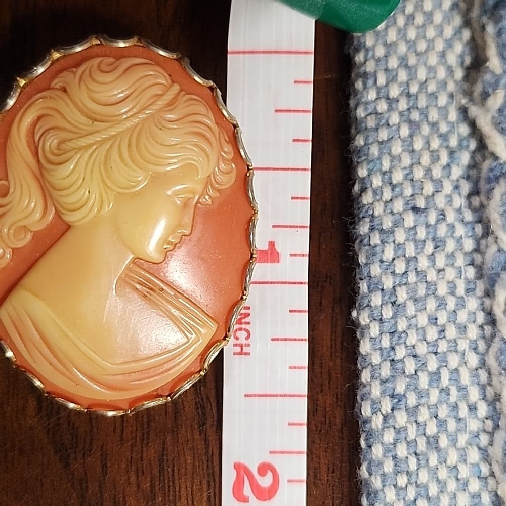 Elegant Cameo Brooch in Gold and Cream - Thumbnail 6