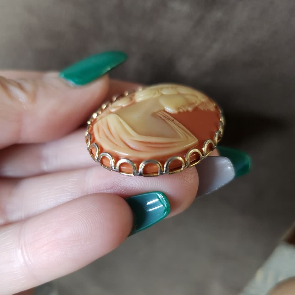 Elegant Cameo Brooch in Gold and Cream - Thumbnail 3