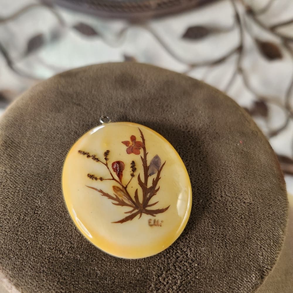 Vintage Elli Real Dried Floral Arranged On Laquered Oval Pendant