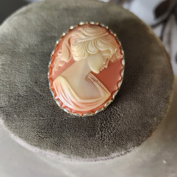 Elegant Cameo Brooch in Gold and Cream - Thumbnail 8
