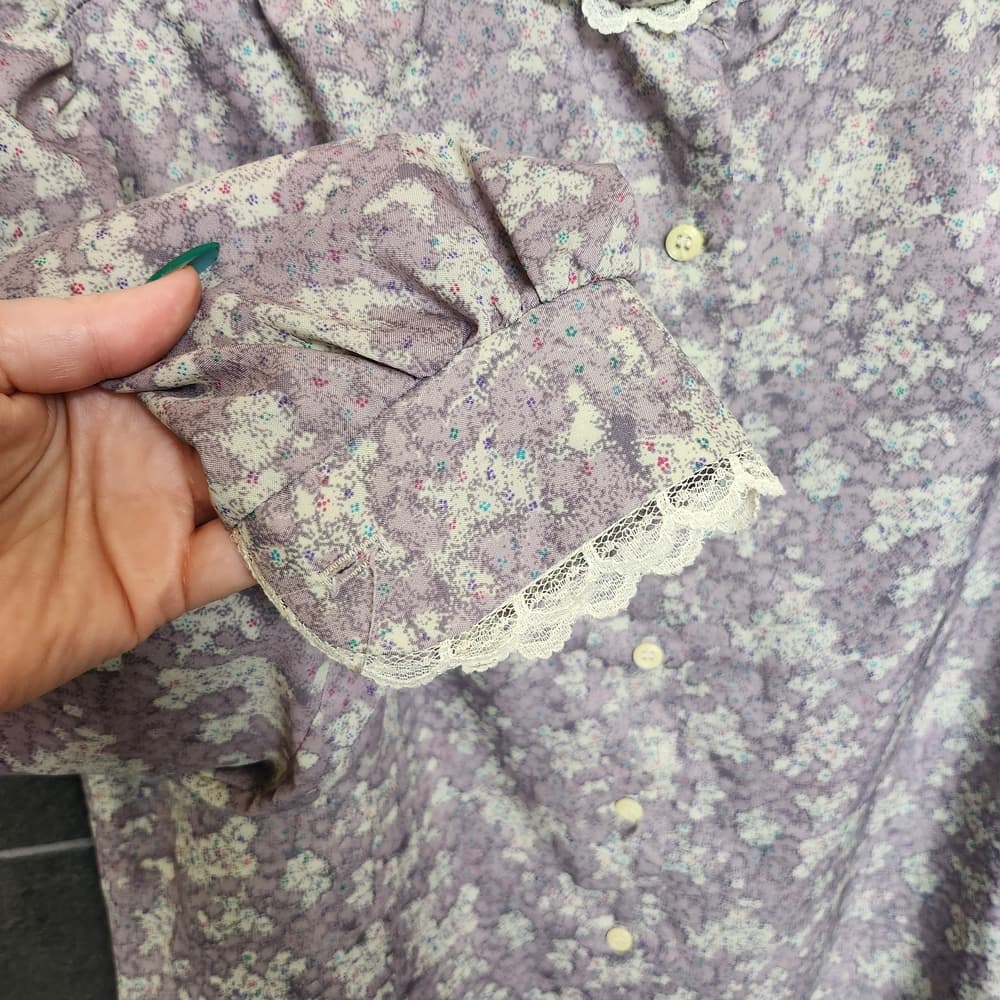 Vintage 1970s Lavender Floral Lace Trim Long Sleeve Union Made Blouse - Thumbnail 5