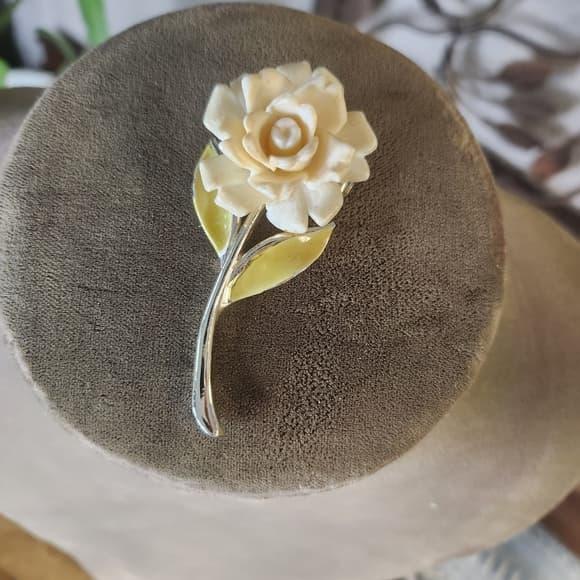 Vintage JJ Cream Rose Floral Stem Brooch With Enamel Leaves - Thumbnail 8
