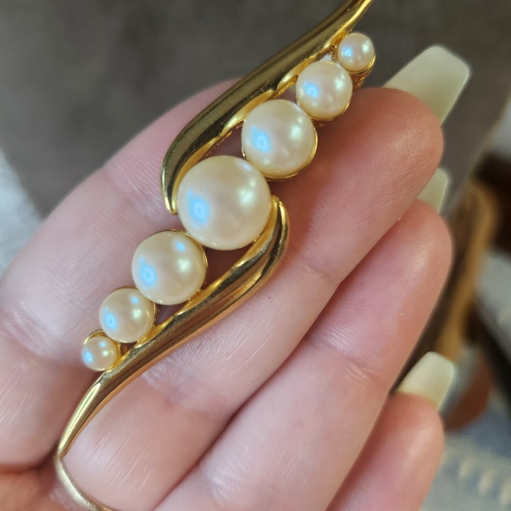 Vintage Monet Classic Pearl and Gold-Tone Wave Brooch - White Pearls - Thumbnail 2