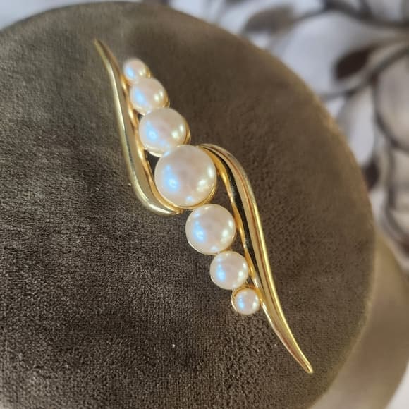 Vintage Monet Classic Pearl and Gold-Tone Wave Brooch - White Pearls - Thumbnail 7