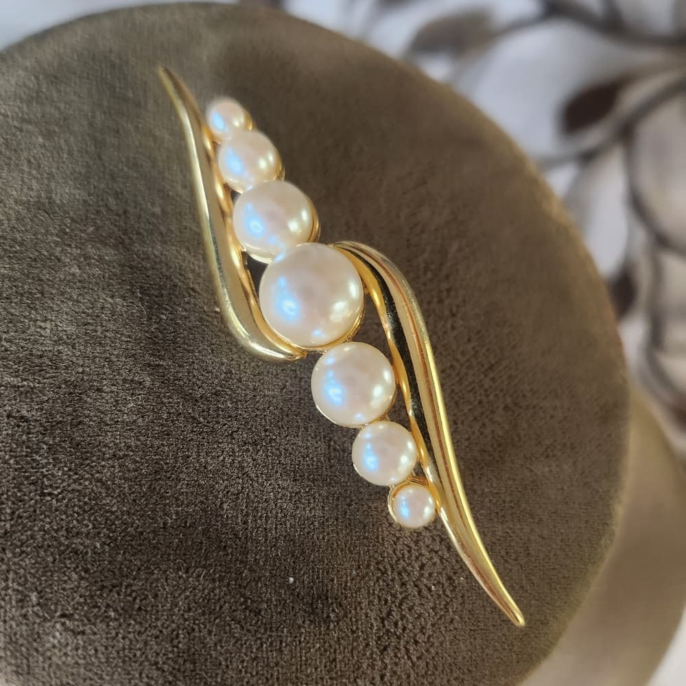 Vintage Monet Classic Pearl and Gold-Tone Wave Brooch - White Pearls - Thumbnail 6