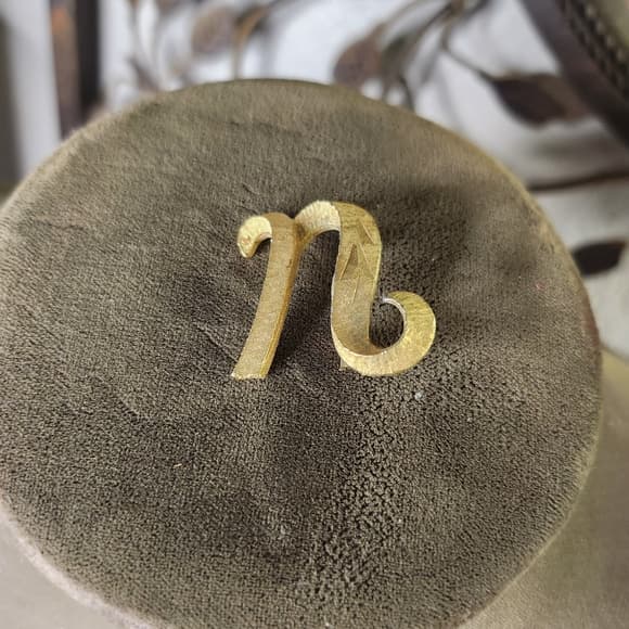 Vintage Gold Tone Initial 'N' Brooch Pin Signed - Thumbnail 6