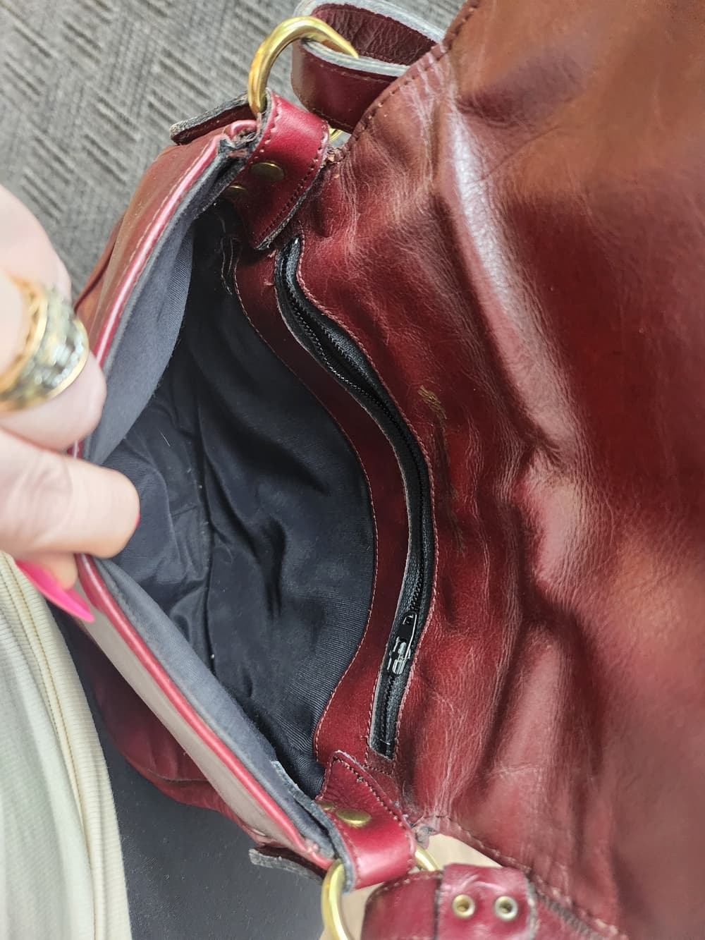 Vintage Etienne Aigner Oxblood Hand Made Leather Shoulder Bag Turn Lock - Thumbnail 6
