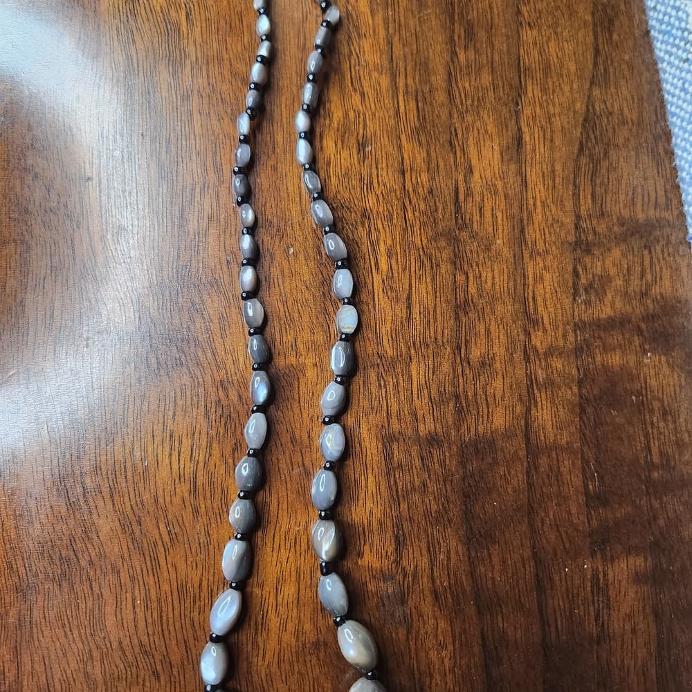 Gorgeous Luster Gray Mother Of Pearl Shell Oblong Beaded Graduated Necklace - Thumbnail 5