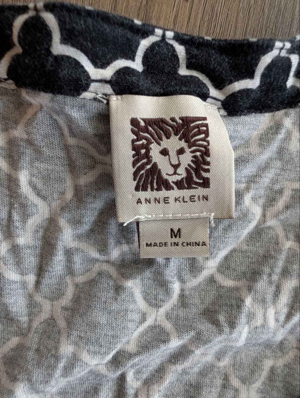 Anne Klein Black and White Printed Sleeveless Top With Gold Button Accents - Thumbnail 2