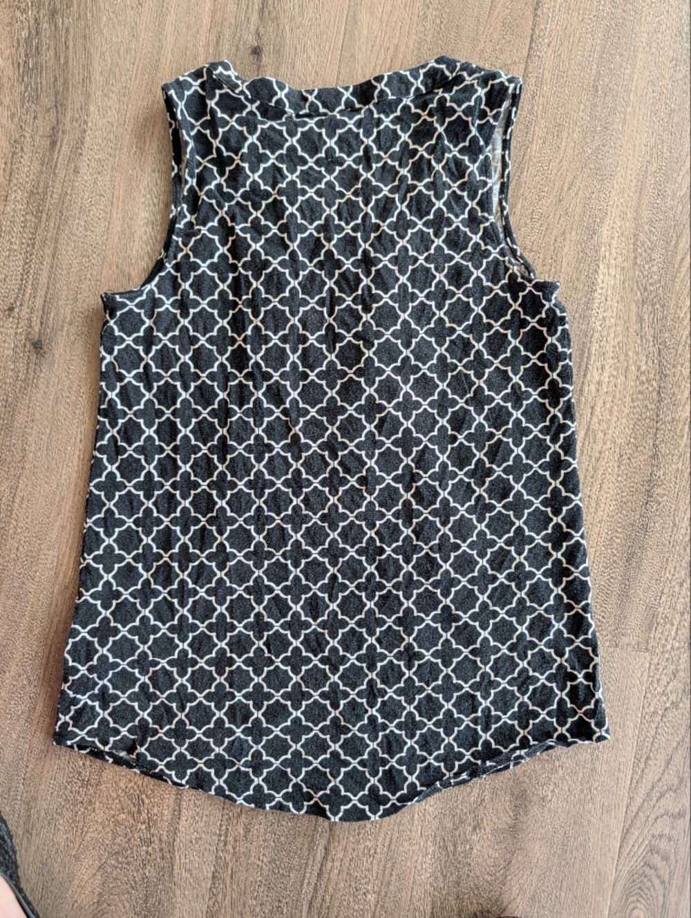 Anne Klein Black and White Printed Sleeveless Top With Gold Button Accents - Thumbnail 3