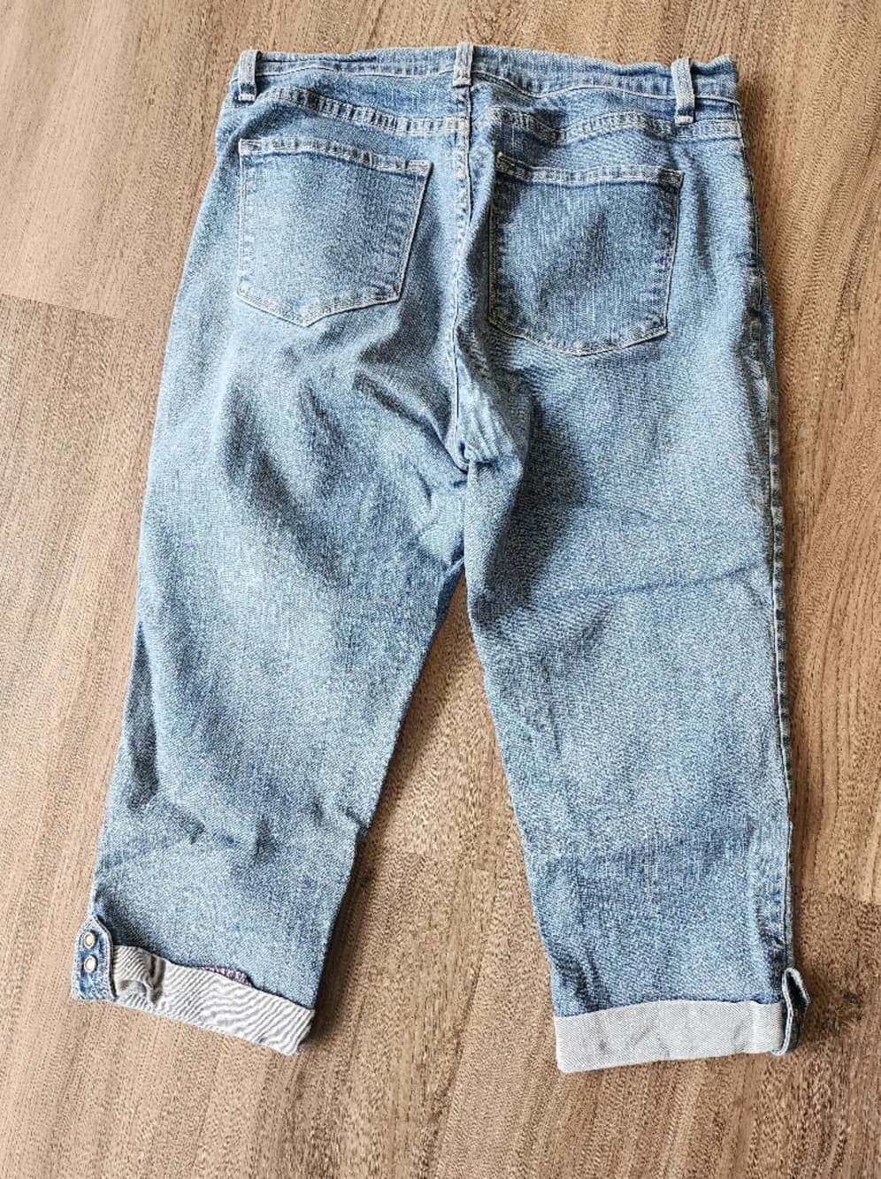 NYDJ Light Blue Cropped Roll-Cuff Capri Jeans With Rhinestone Buttons - Thumbnail 8