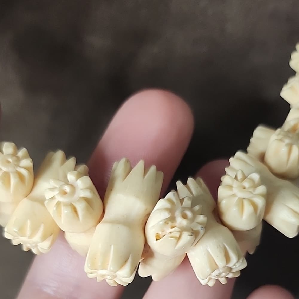 Vintage Carved Cream Bovine Bone Graduated Floral Necklace - Thumbnail 2