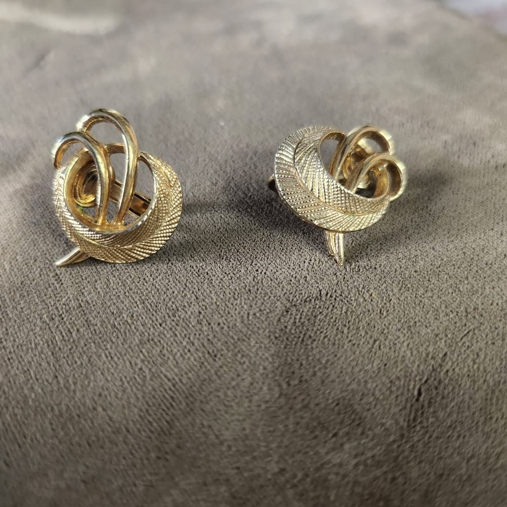 Sarah Coventry Canada Gold Tone Mid Century Knot Clip On Earrings