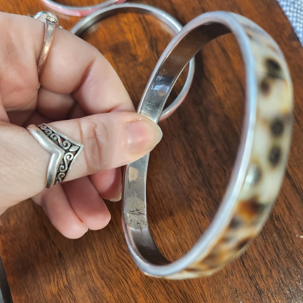 Vintage Pink and Cowrie Shell Silver Tone Unmarked Bangle Bracelets - Thumbnail 6